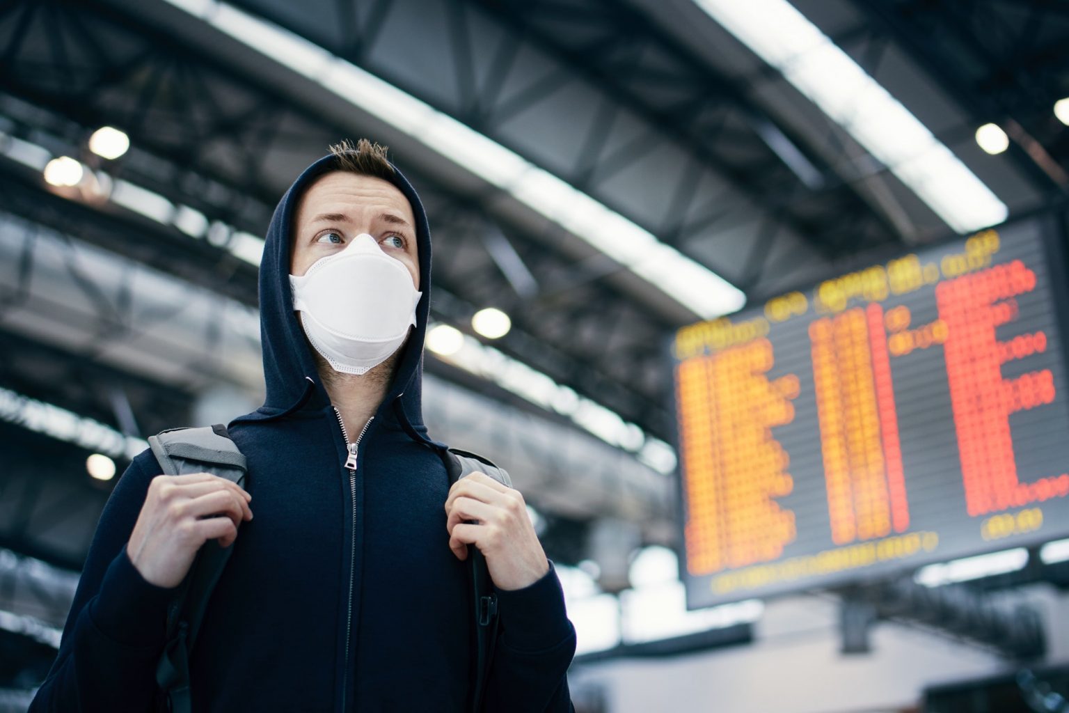 Девушка в маске в аэропорту